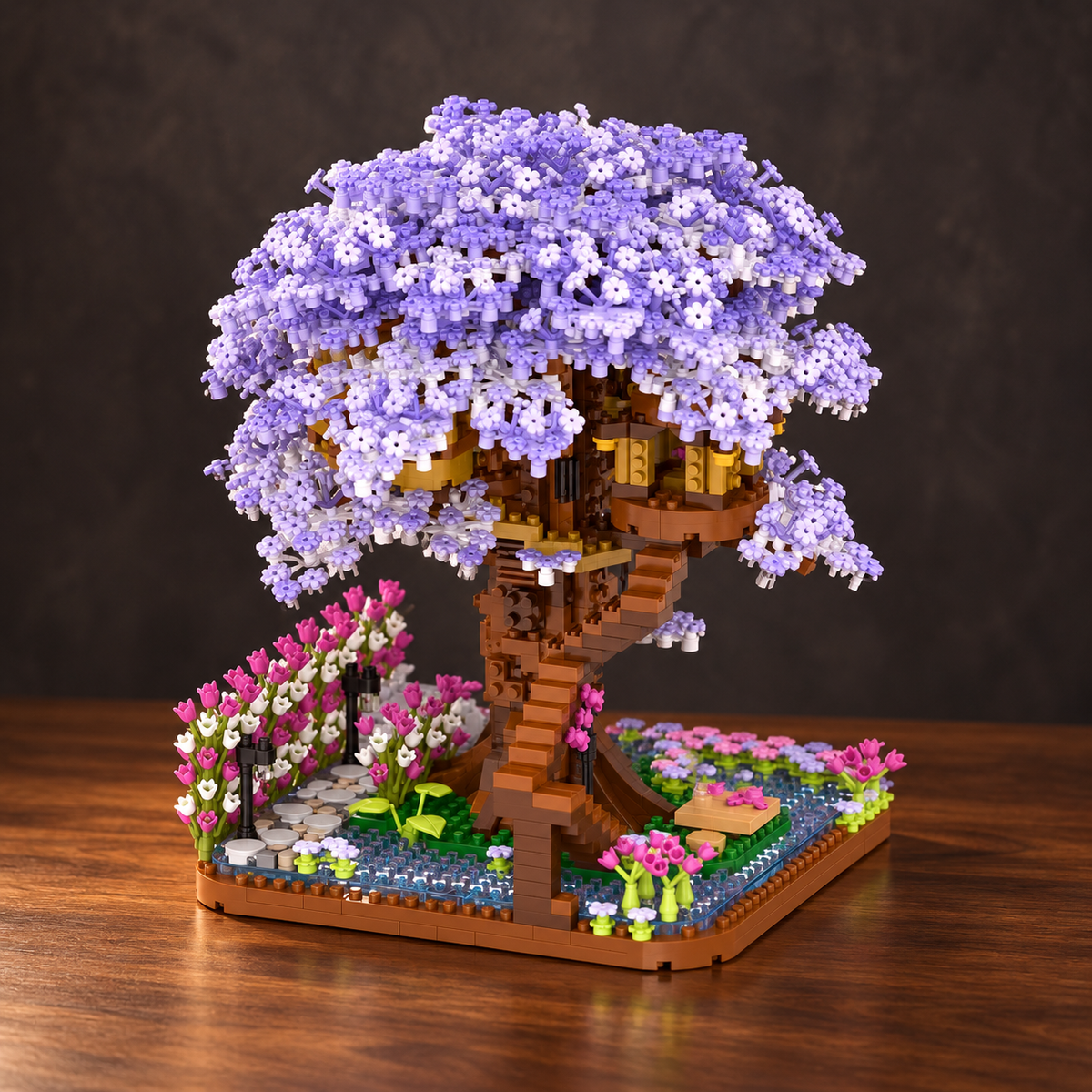 Cerisier japonais Sakura Violet en briques, avec fleurs mauves et blanches, cabanes perchées et jardin miniature, sur un meuble en bois.