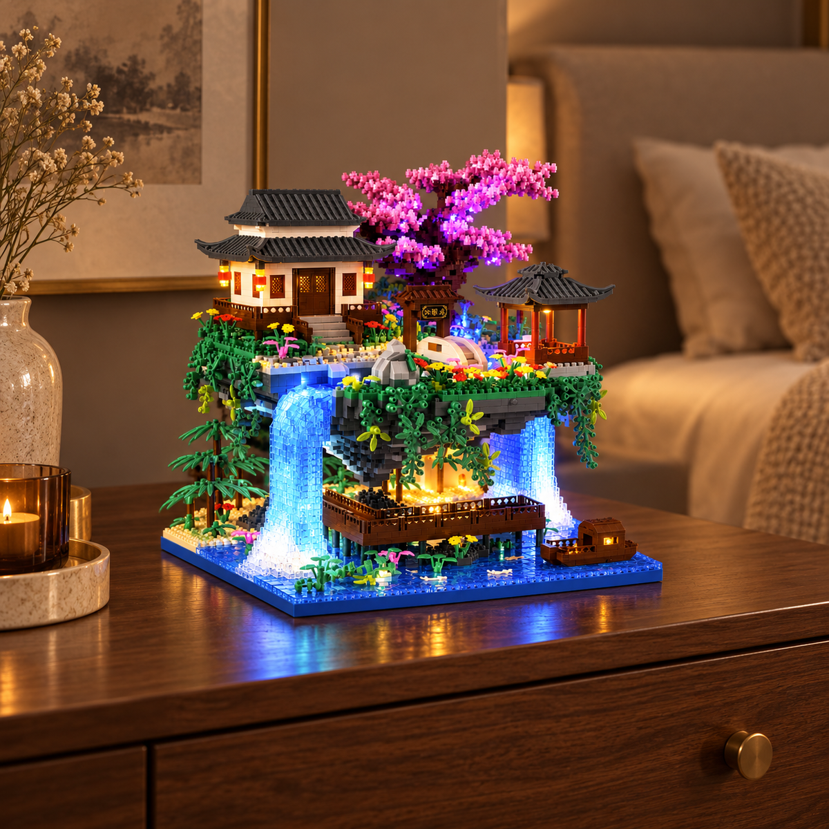 Jardin japonais lumineux Sakura en briques, avec cerisier rose et cascades éclairées, sur une commode dans une chambre
